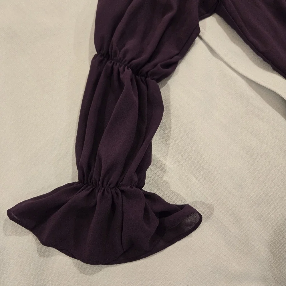 Olivaceous ruffle neck